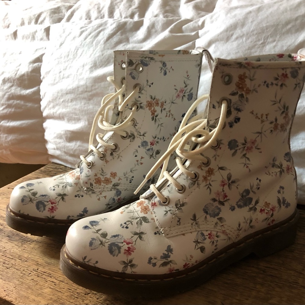 Original 90s vibe Dr. Martens like New